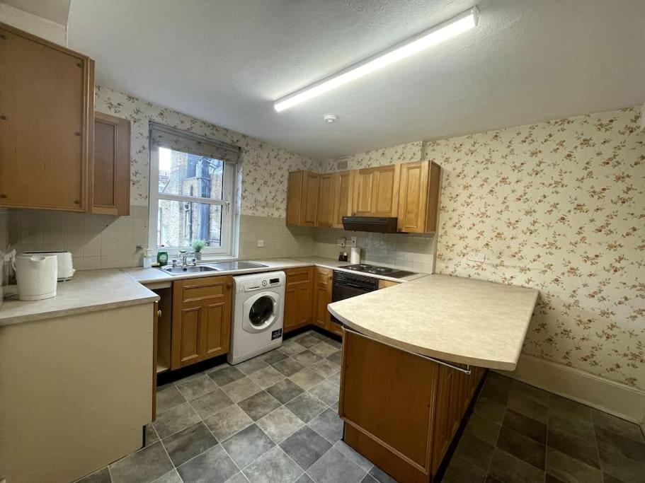 Old School Grandma London Experience ! Apartment Екстериор снимка