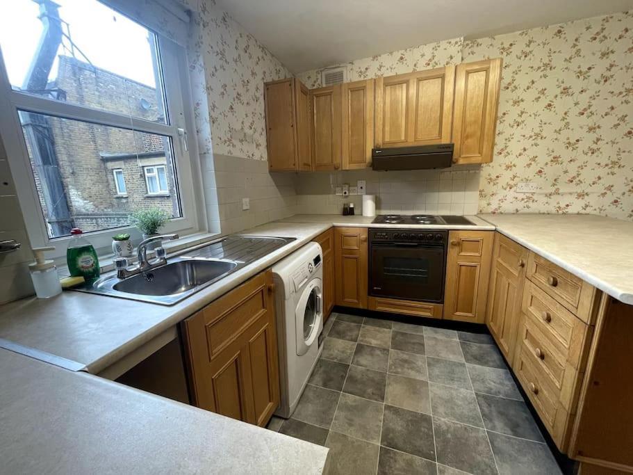 Old School Grandma London Experience ! Apartment Екстериор снимка