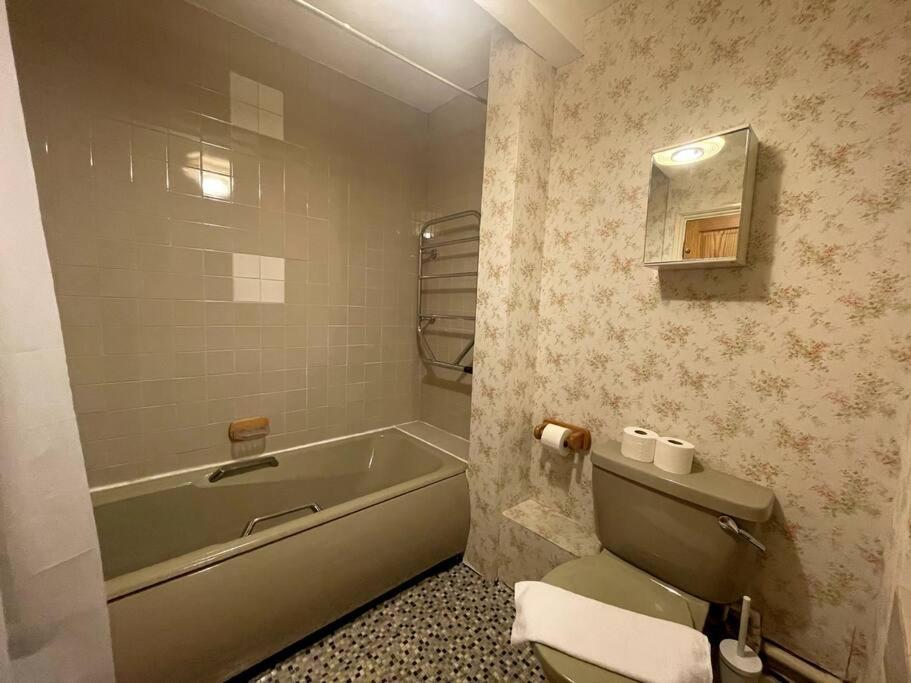 Old School Grandma London Experience ! Apartment Екстериор снимка